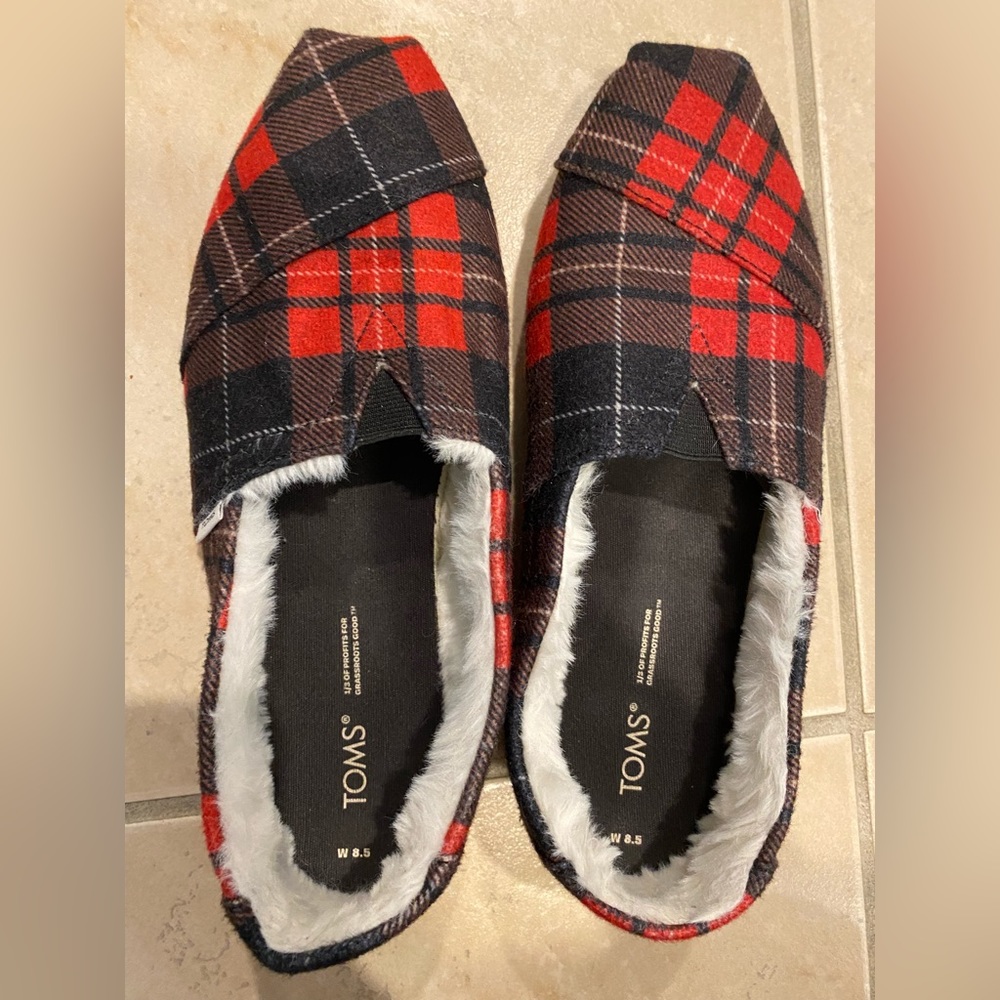 Women’s 8.5 red plaid Toms